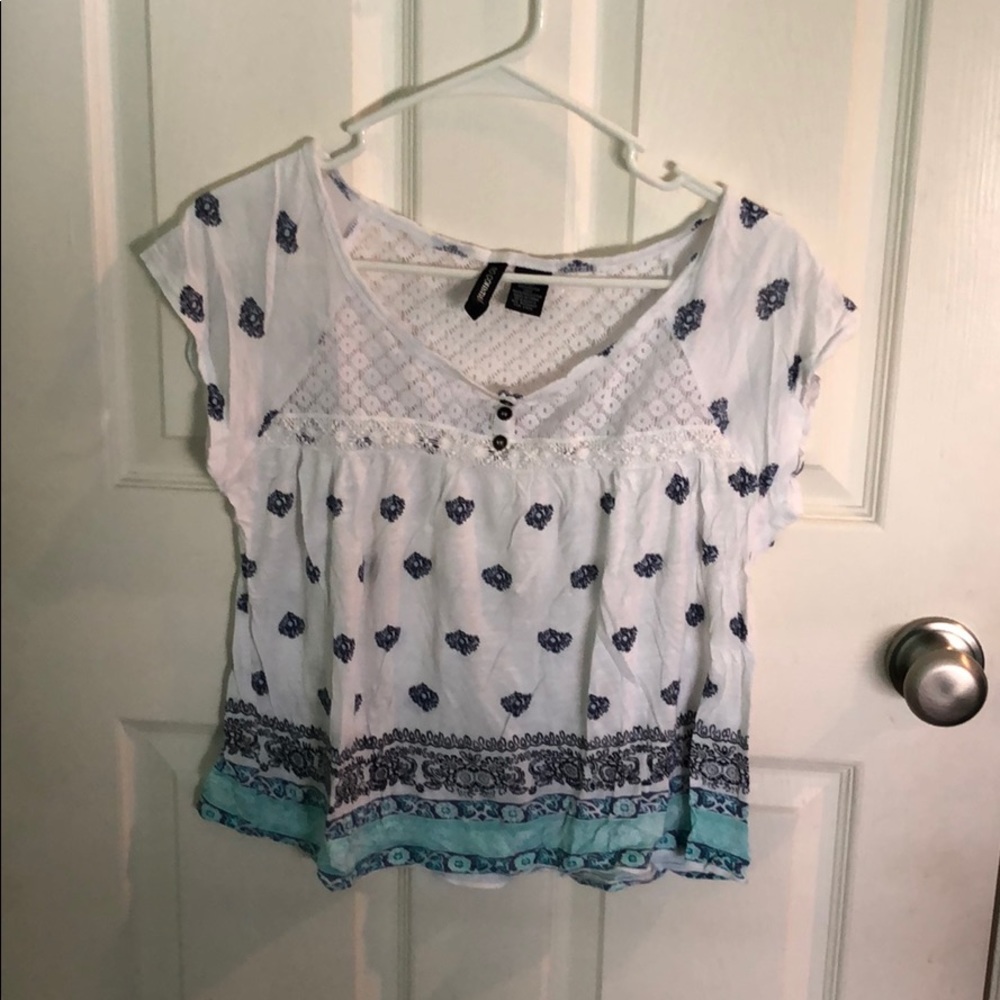 Crop top tee with cute patterns